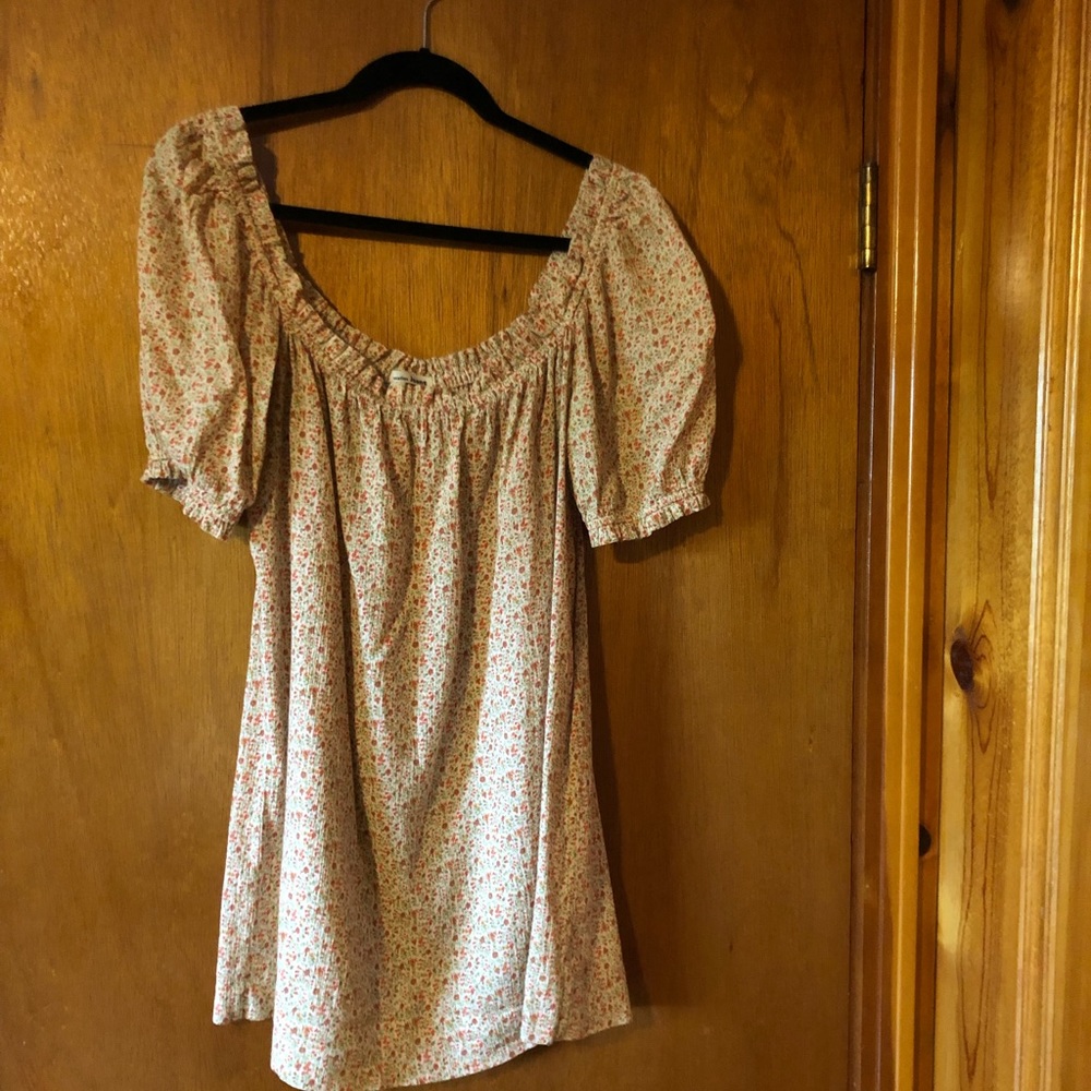 REFORMATION top size medium. Pretty vintage floral, off the shoulder design